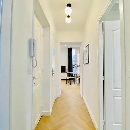 Newly Renovated With Balcony, Ac, Fiber Internet Monte Carlo